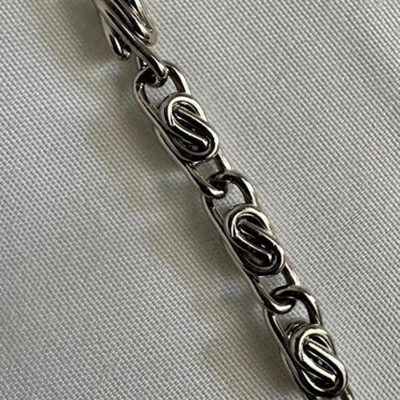 WHITE SATIN LIKE ROSETTE SHOULDER BAG/HANDBAG/CLUTCH WITH SILVERTONE CHAIN - Picture 4 of 8